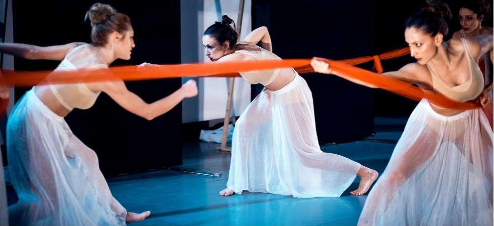 Foto di Giuli Barbieri Il Circuito Danza del Centro servizi culturali Santa Chiara arriva anche a Brentonico con “Immenso e quotidiano – d’amore e